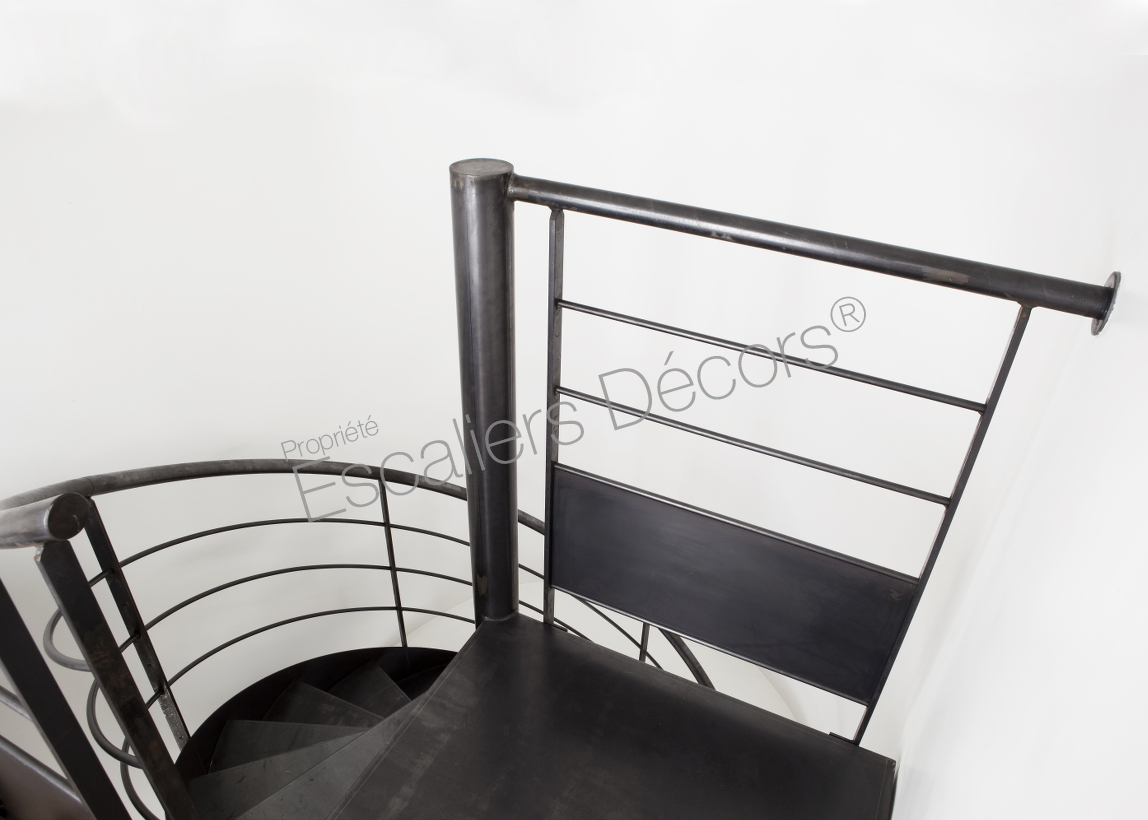 Photo SH25 - Gamme Initiale - SPIR'DÉCO® Contemporain avec limon. Escalier métallique hélicoïdal au design épuré et moderne pour une décoration industrielle. Vue 8